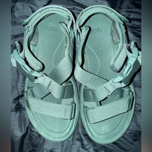 Teva Women’s Verge Hurricane Sandals in Pine Needle. Women size 9 Men size 8